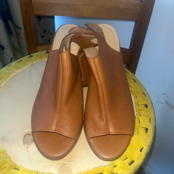 Liliana sandals ! Awesome for the fall size 8 - Picture 2 of 5